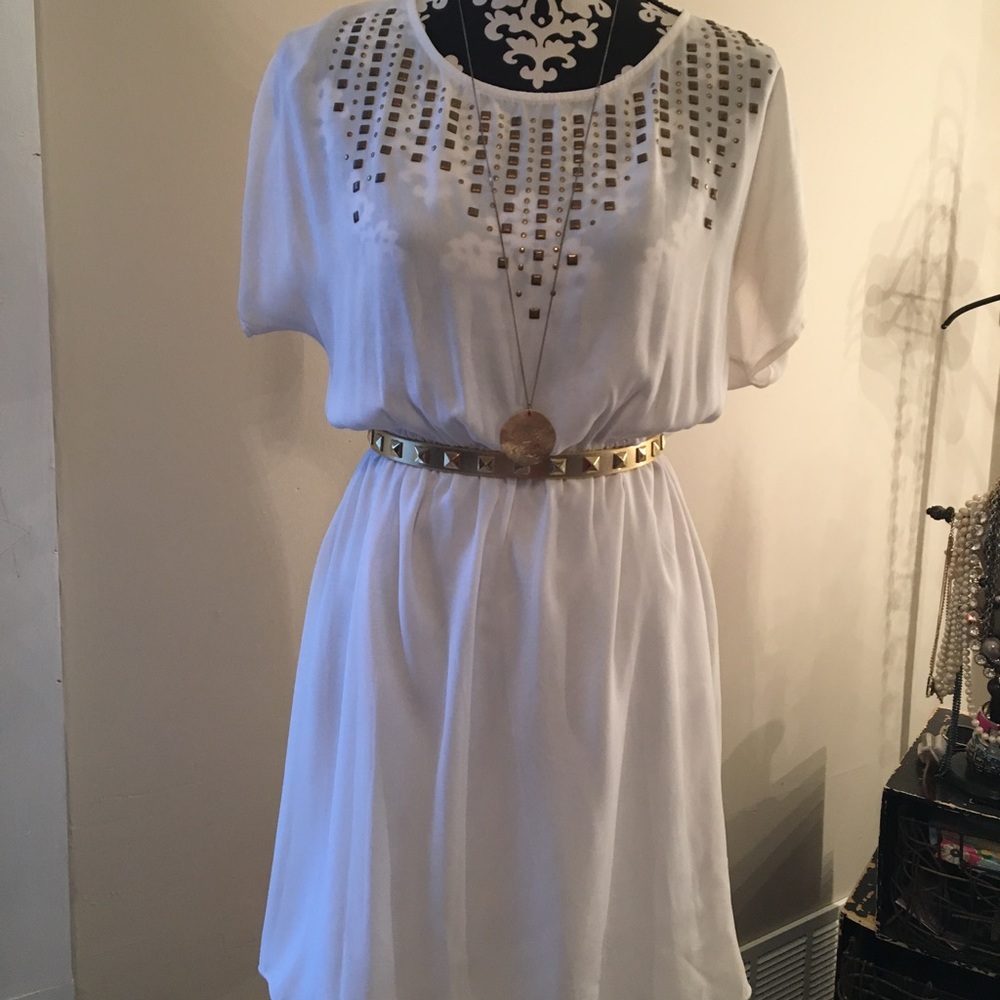 👗Stunning White Dress With Gold Detail at the Top