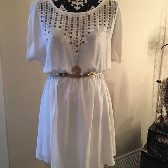 đź‘—Stunning White Dress With Gold Detail at the Top - Picture 2 of 5