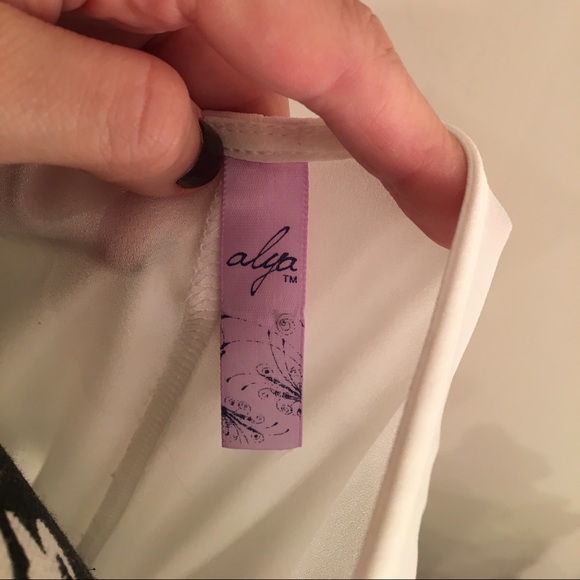 đź‘—Stunning White Dress With Gold Detail at the Top - Picture 4 of 5