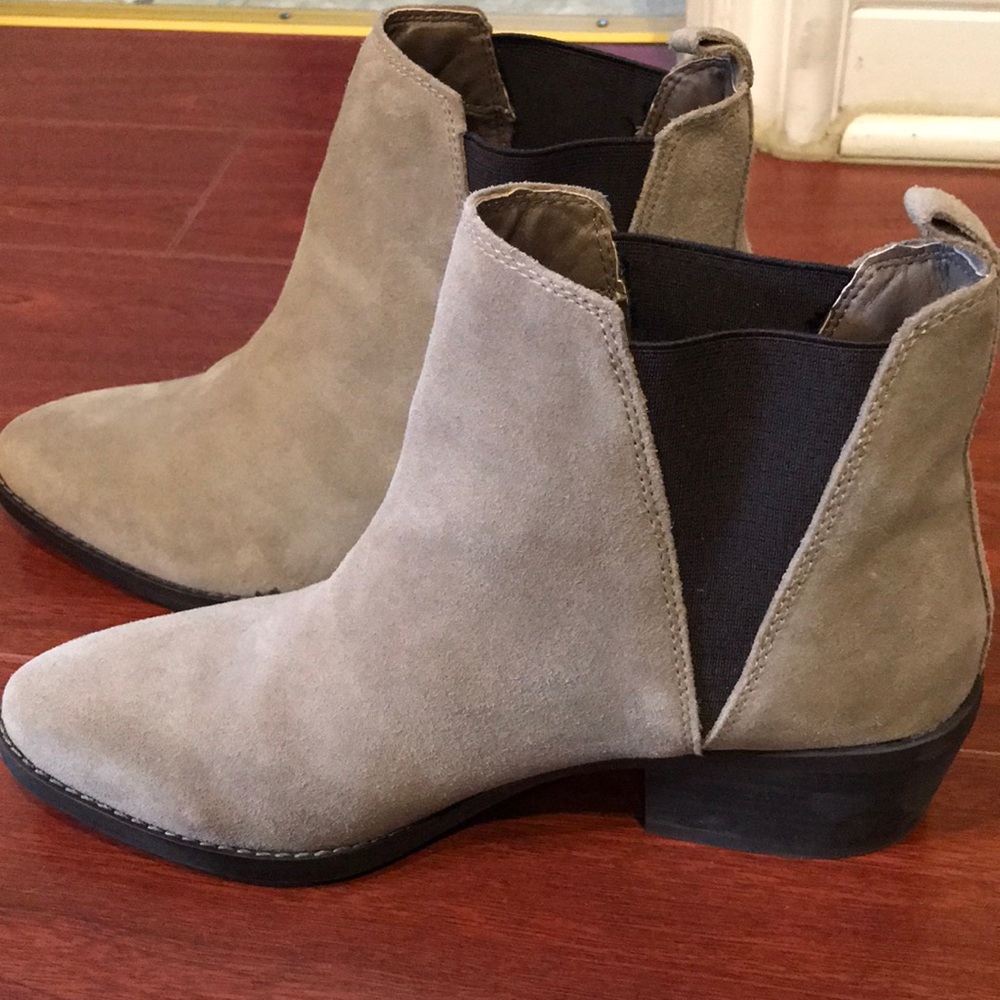 Like New! White mountain leather/suede booties