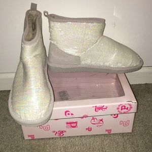 *HOLIDAY GIFT ALERT* Victoria Secret WHITE BOOTS