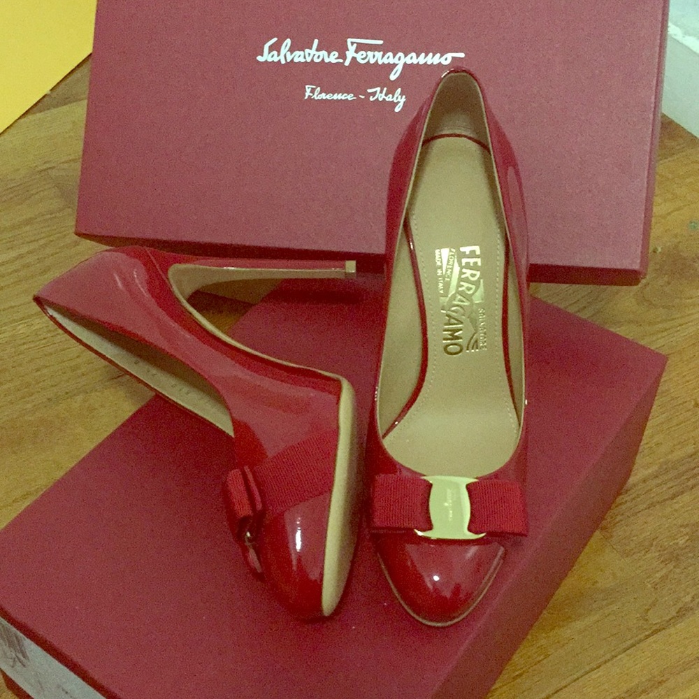 HOLD FOR TITIHO Salvatore Ferragamo red pump