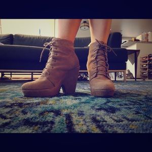 Urban Outfitters - Size 8