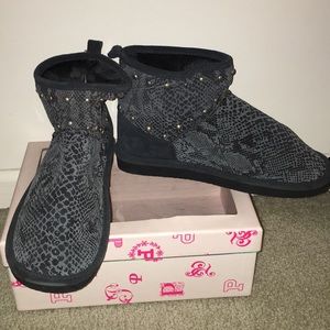 *HOLIDAY GIFT ALERT* Victoria Secret STUDDED BOOTS