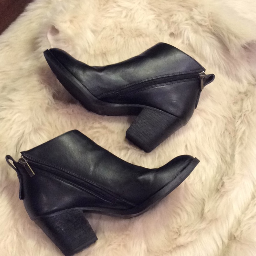 JG black booties with 2.5 inch heels like new,8.5