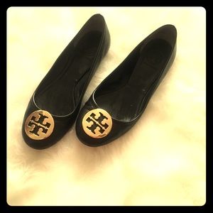 Tory burch black and gold flats