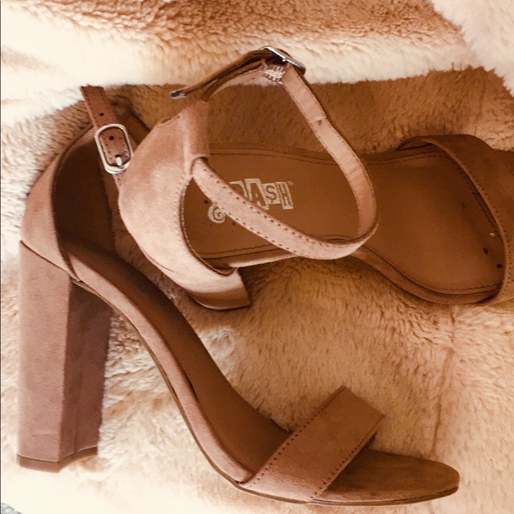 Thick Tan Heels 💕 SIZE SIX