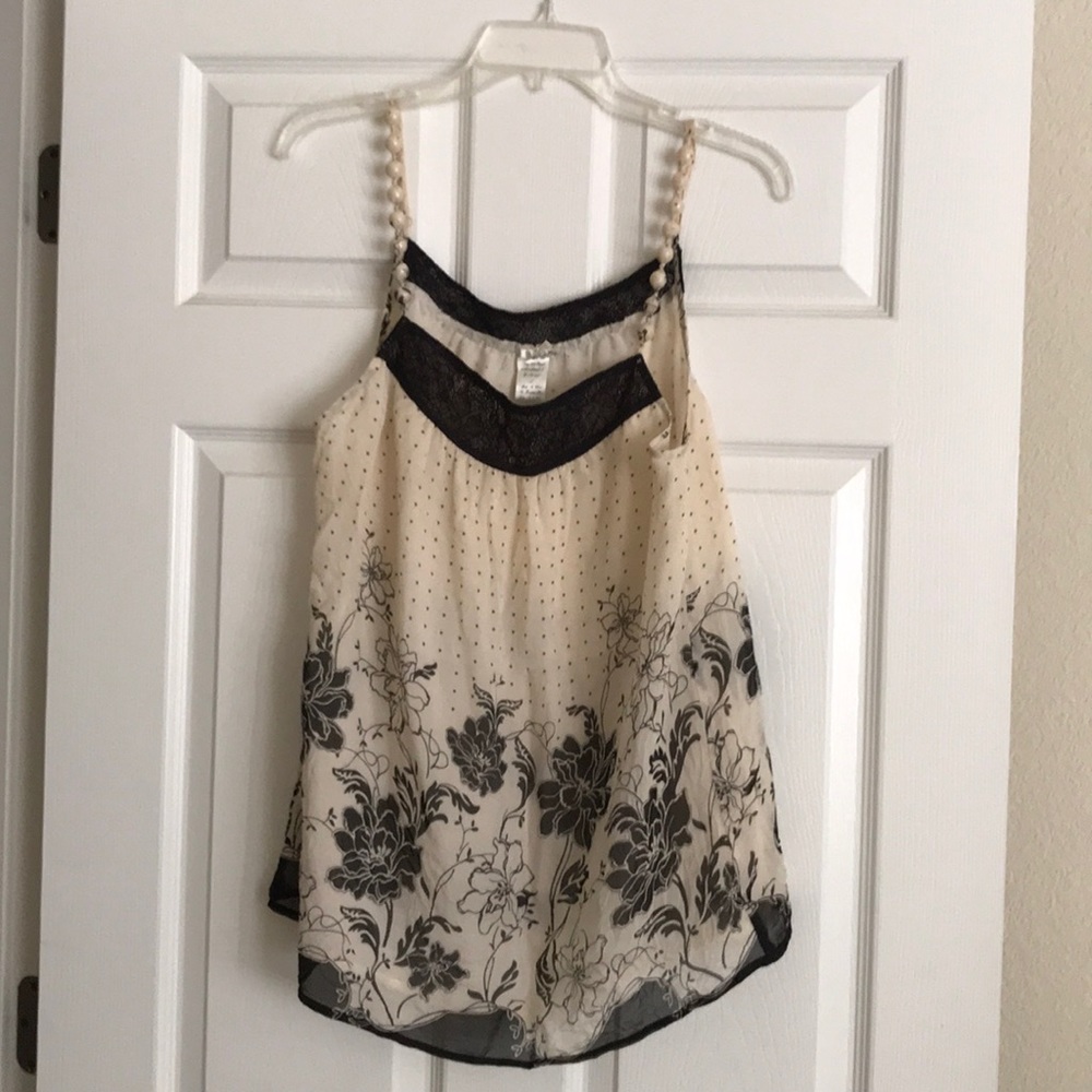 Flowy tank with great lace details