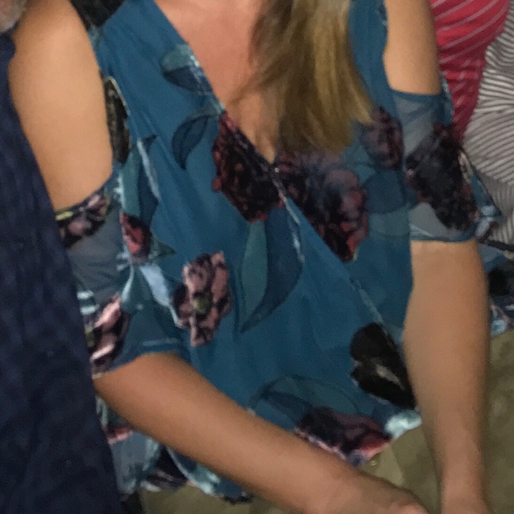 En Creme Cold Shoulder Top Size S