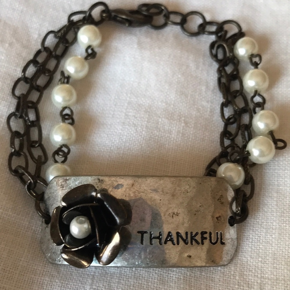 Thankful bracelet, pearls and metal