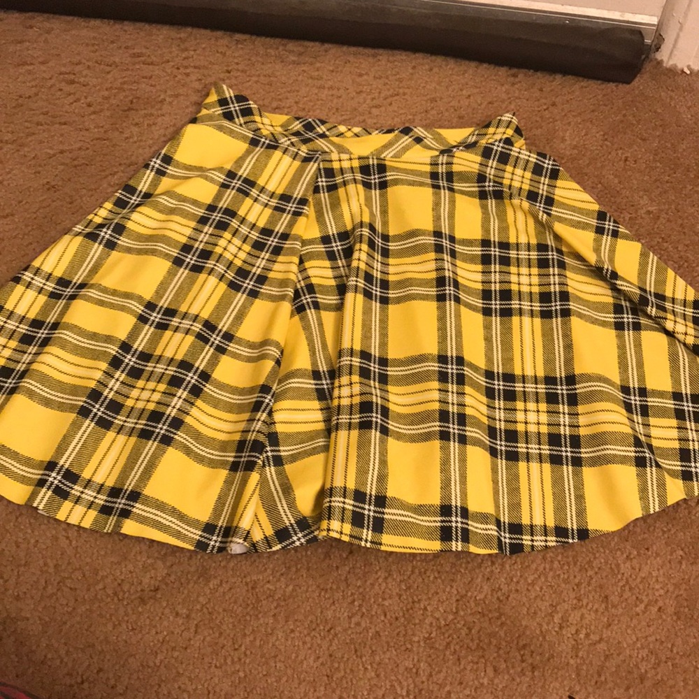 Yellow plaid mini skirt!