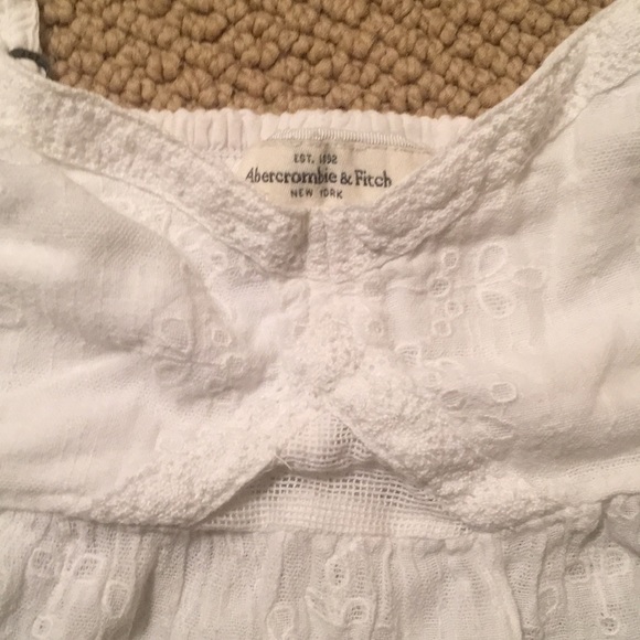 Eyelet lace white tank~ worn once size M like new! - Picture 2 of 3