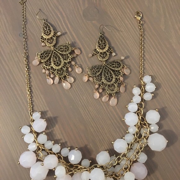 PALE PINK NECKLACE AND EARRING SET - Picture 1 of 2
