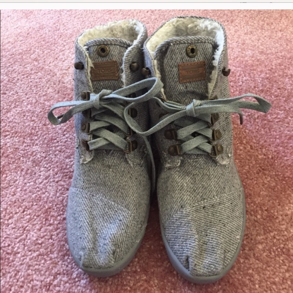 Super cute gray Toms - fur lined and super cute!