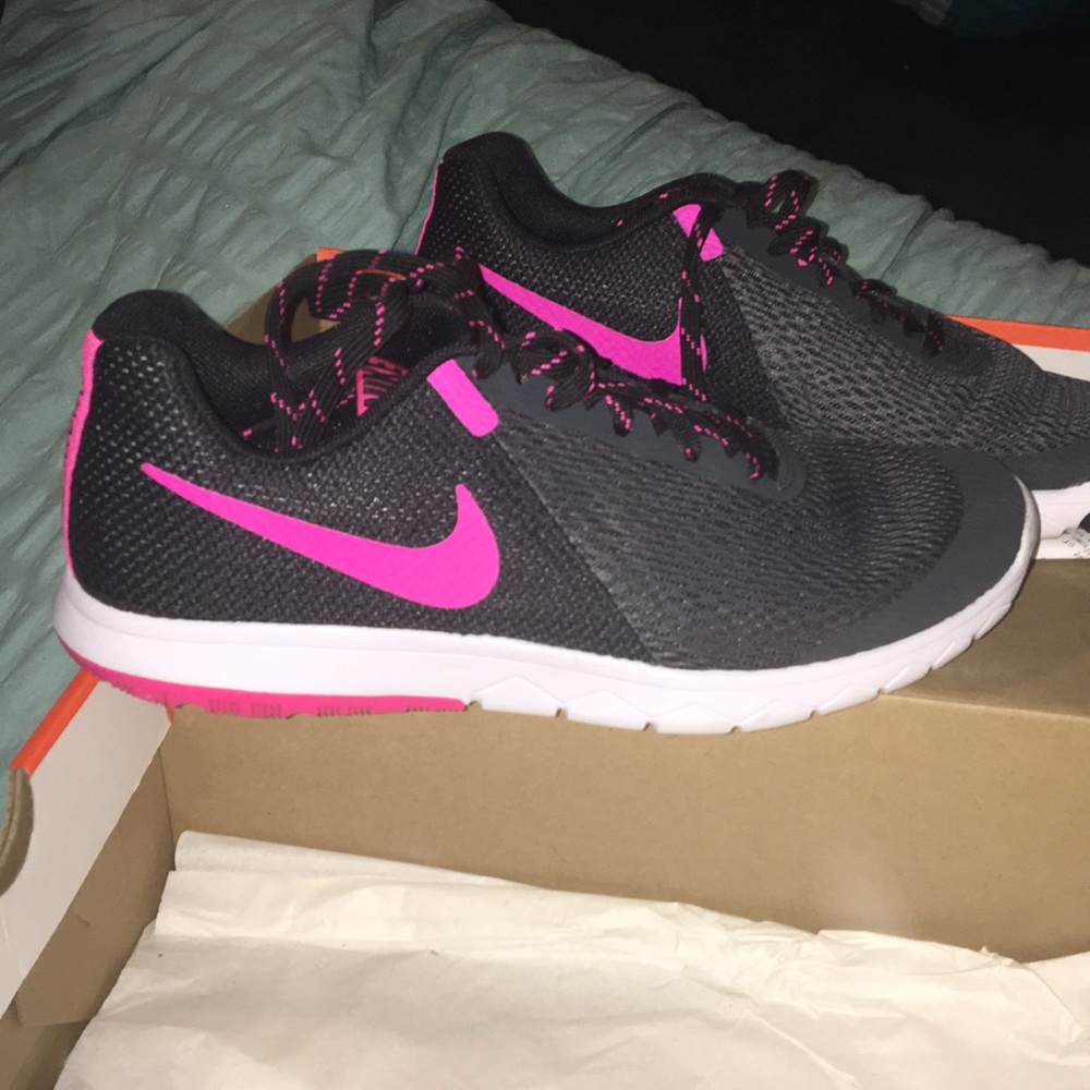 Woman's Nike flex experience run 5