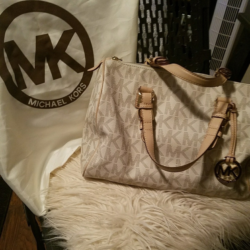 ~~~SOLD-~~~~Michael Kors Classic MK Print 💛