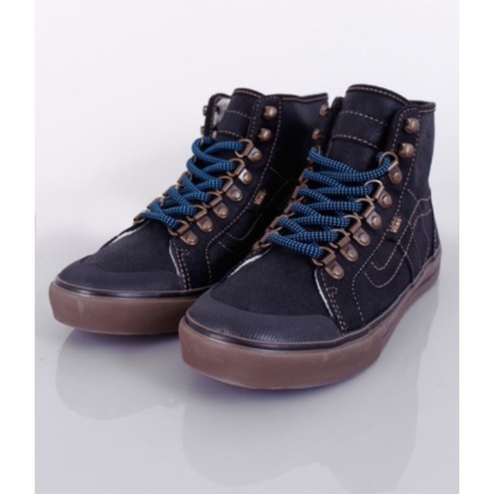 Vans Wellesley hiker sneakers, furry inside!