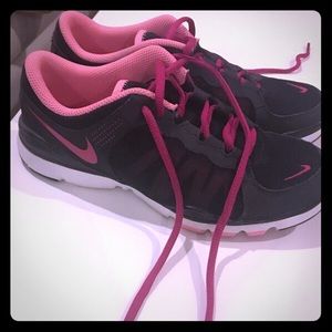 Once worn (too small--6.5) women's nike sneaker