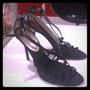 Beautiful special occasion Guess Heel (size 6.5)