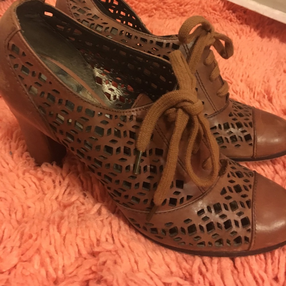 Heeled oxfords