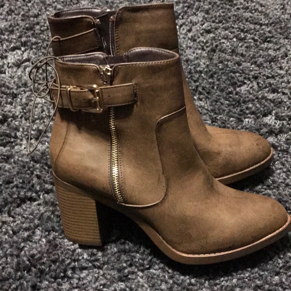 NWT ANKLE BOOTS