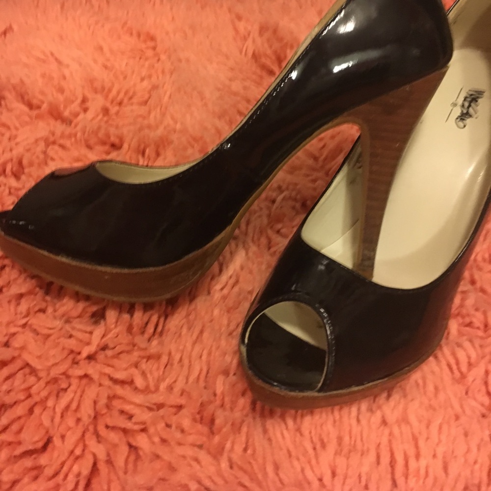 Patent leather peep-toes