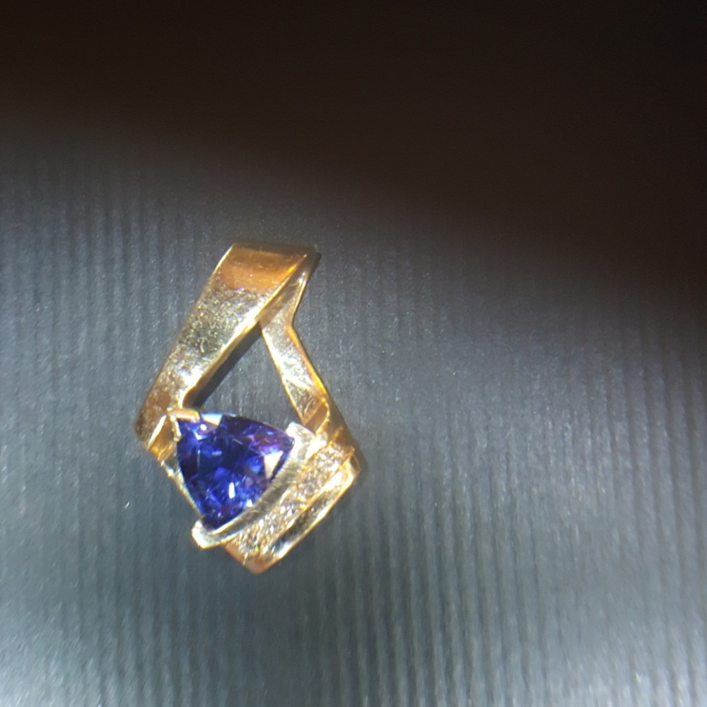 Stunning yellow gold sapphire or tanzanite pendant