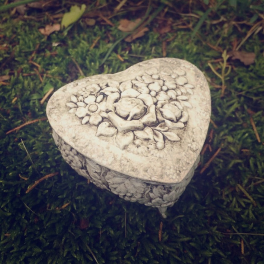 Antique White Hand Painted Heart Shape Ring Keeper