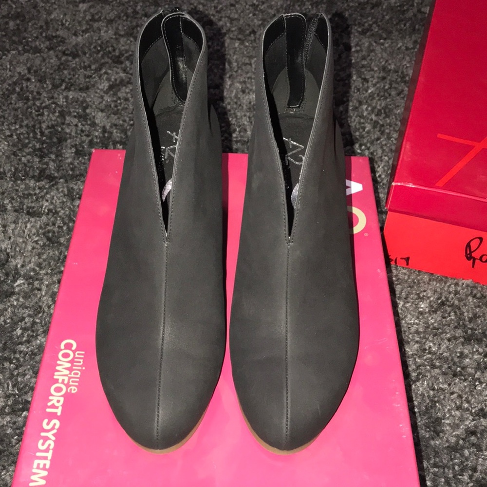 NWB Ankle boots with stacked heel