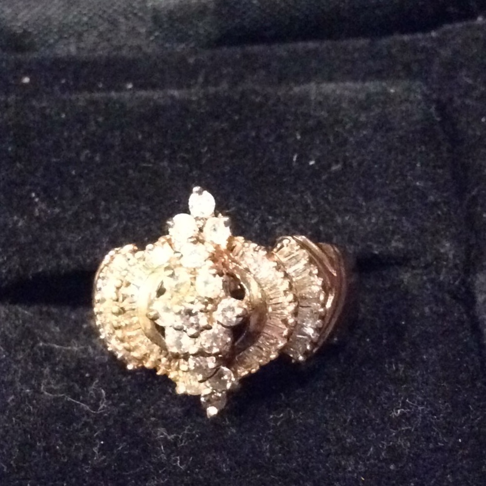 Diamond cocktail ring in yellow gold. Size 7