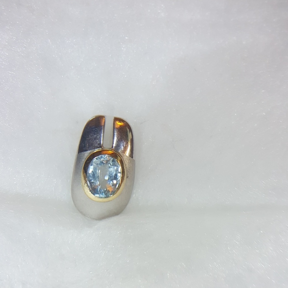 Lovely silver pendant with blue quartz stone....