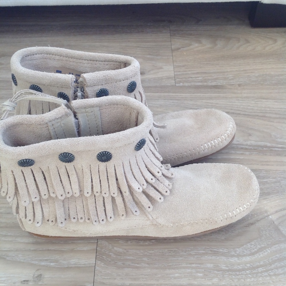 Minnetonka side zip fringe bootie
