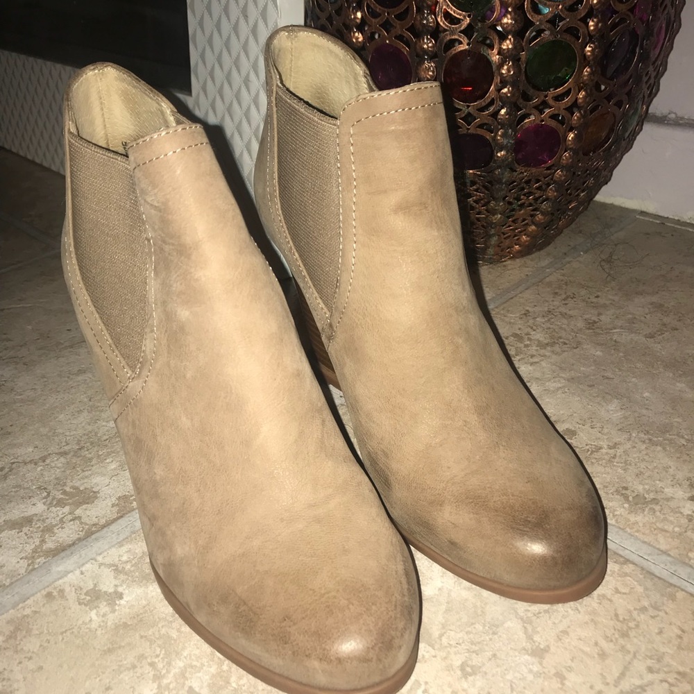 Audrey Brooke nude wedge booties