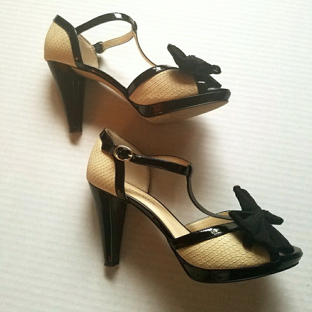 T- strap peep toe  mid heel with bow