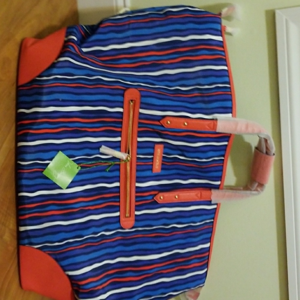 VERA BRADLEY TRAVEL BAG WITH “Matching “WRISLET