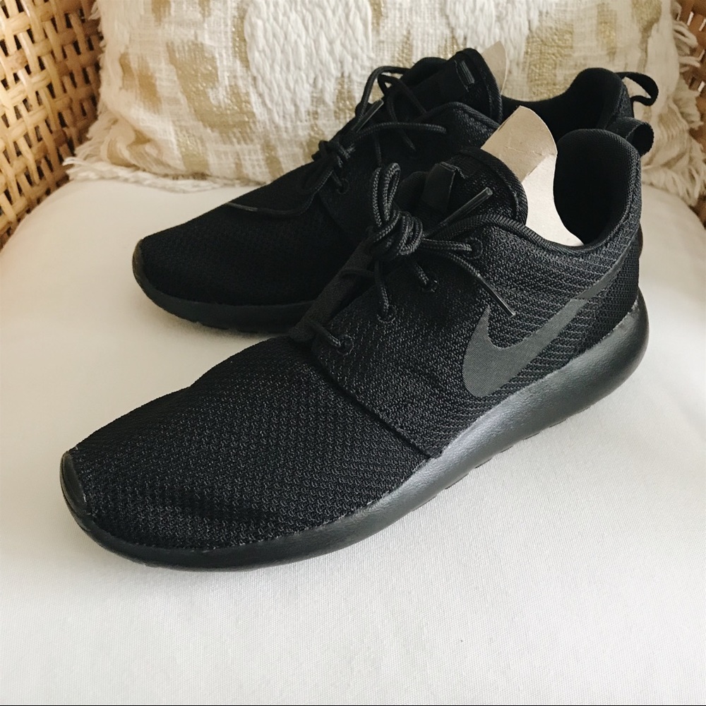 NIKE Roche One in Black