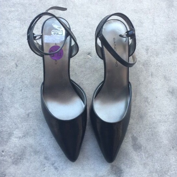 Black sling back heels with a closed pointed toe. - Picture 1 of 2