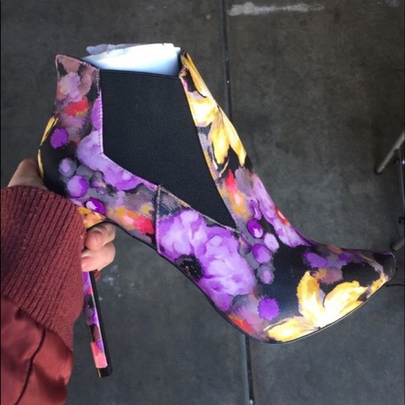 Heeled booties - Picture 1 of 3