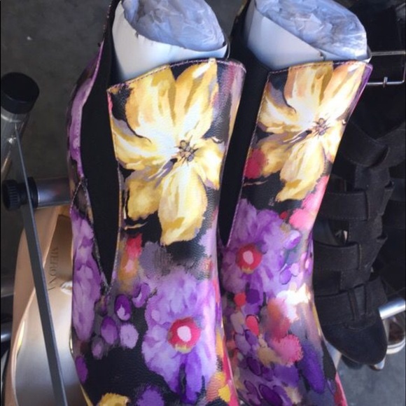 Heeled booties - Picture 3 of 3