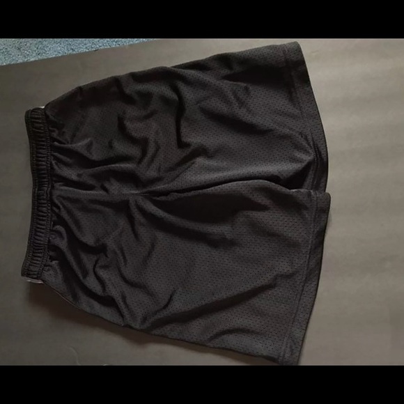 Black basketball shorts - Picture 2 of 2