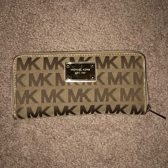 Michael Kors Handbags - Michael Kors Large Jet Set Wallet