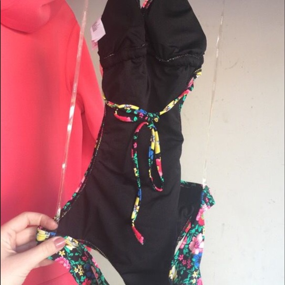 One piece swim suit - Picture 2 of 3