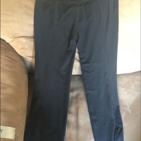 Black athletic under Armour pants - Picture 2 of 2