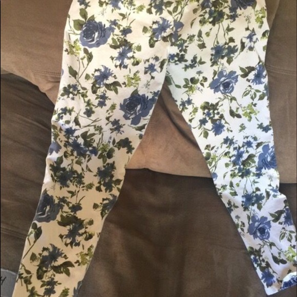 White floral pants - Picture 2 of 3