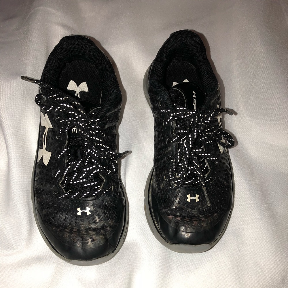 Boys Under Armour tennis shoes