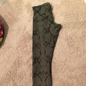 Lulu wonder under crop - snake green fatigue