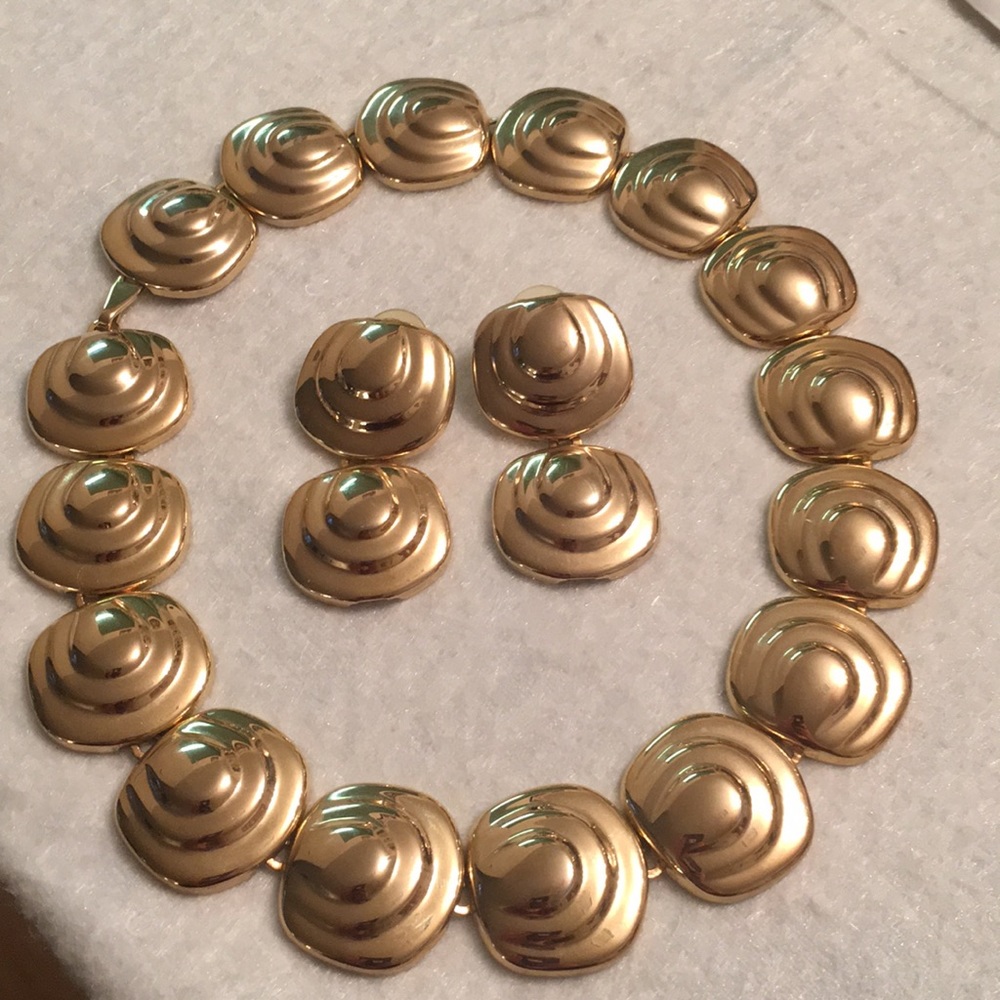 NECKLACE & EARRING SET. Costume jewelry!