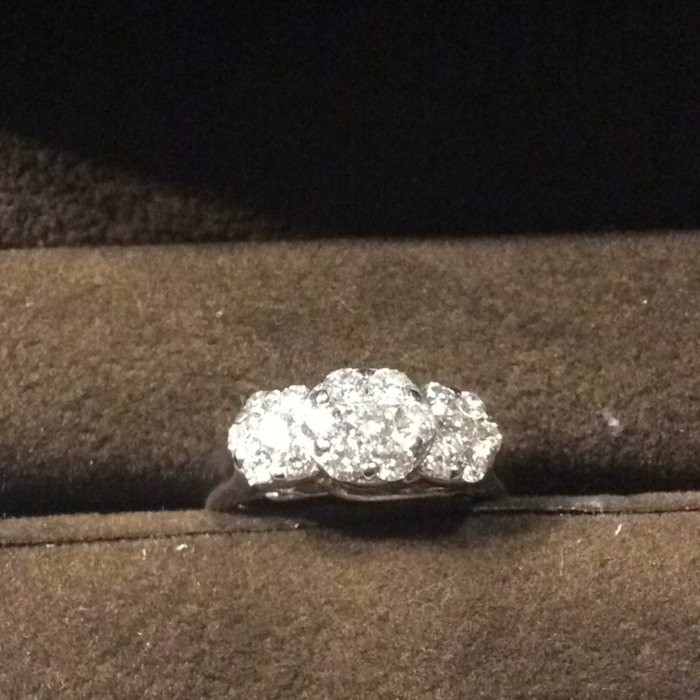 Genuine Diamond cluster ring white gold