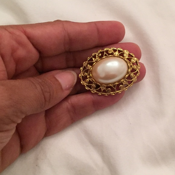 Jewelry - Golden pearly pin