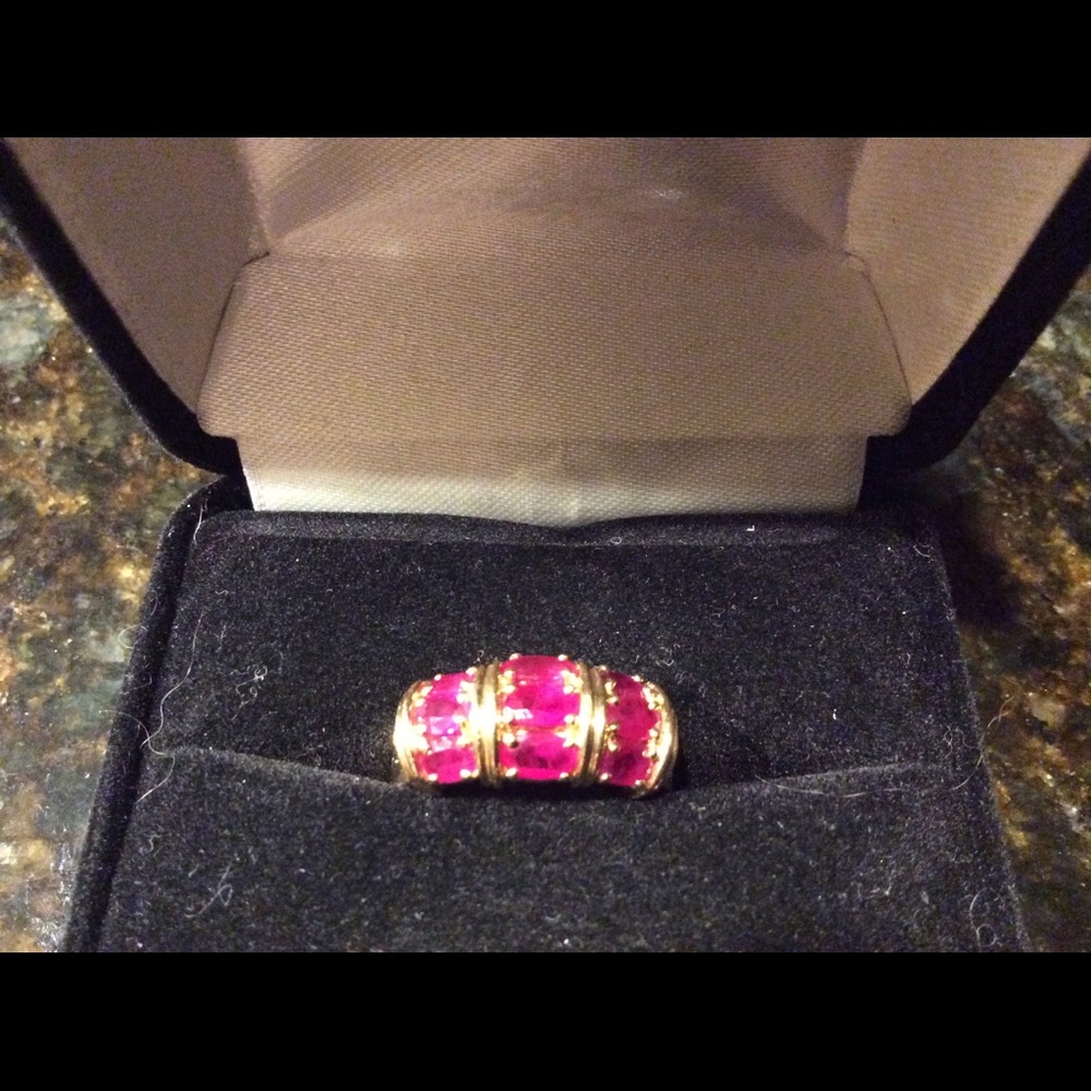 Genuine ruby ring in yellow gold.